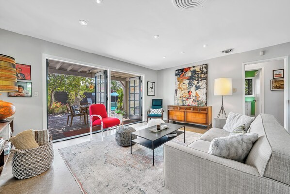 Smart TV - Movie Colony East, Saltwater Pool, Heat Included! Close to downtown! (Palm Springs)