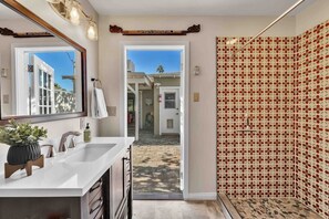 Regadera, secadora de cabello, toallas, jabón 