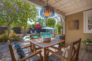 Outdoor dining - Movie Colony East, Saltwater Pool, Heat Included! Close to downtown! (Palm Springs)