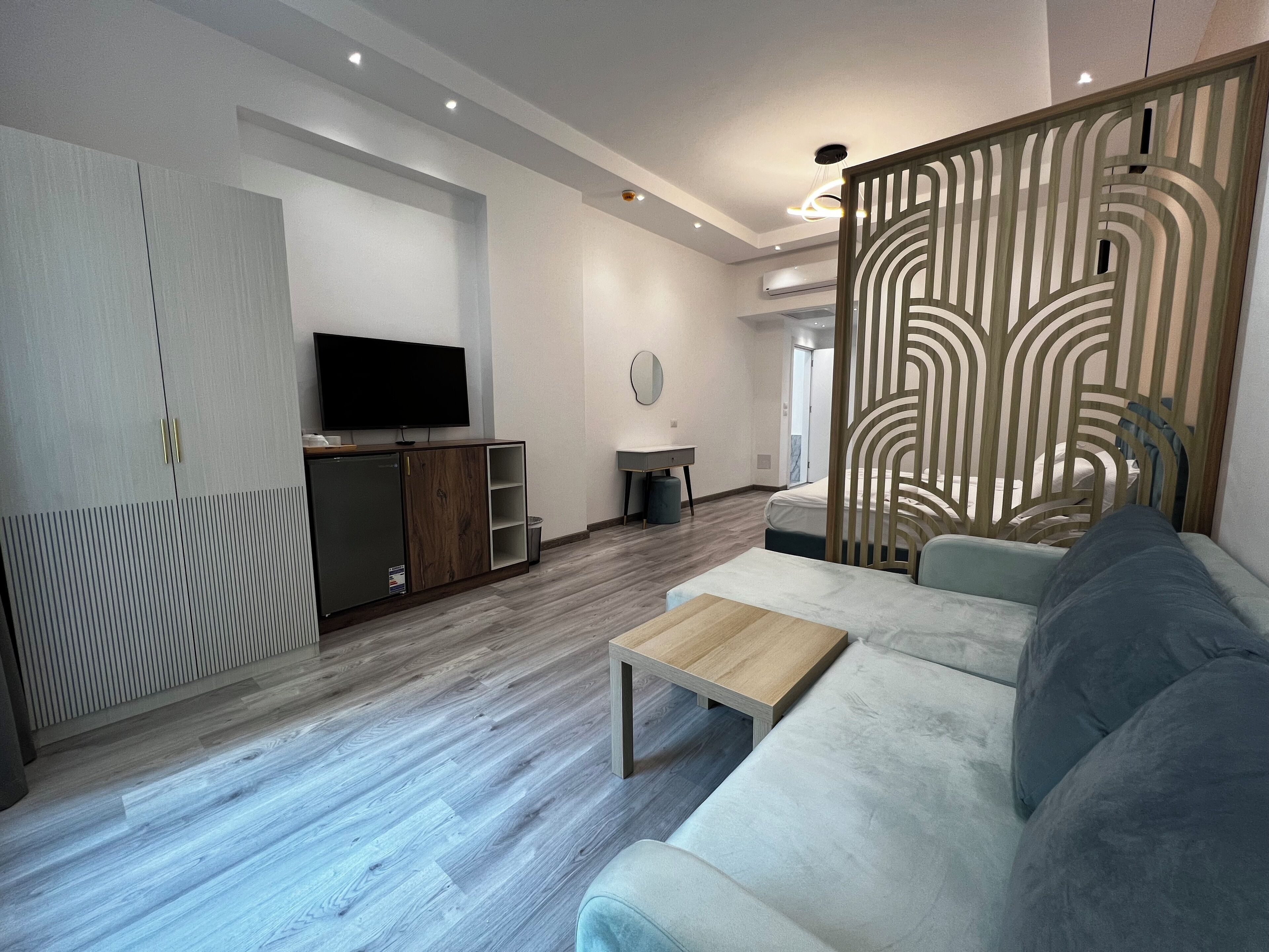 Suite Junior, 1 grand lit et 1 canapé-lit, rez-de-chaussée | Articles gratuits dans le mini-bar, coffres-forts dans les chambres