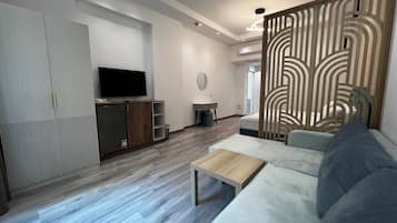 Suite Junior, 1 grand lit et 1 canapé-lit, rez-de-chaussée | Articles gratuits dans le mini-bar, coffres-forts dans les chambres