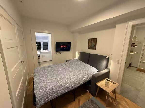 1 dormitorio, escritorio, tabla de planchar con plancha y wifi