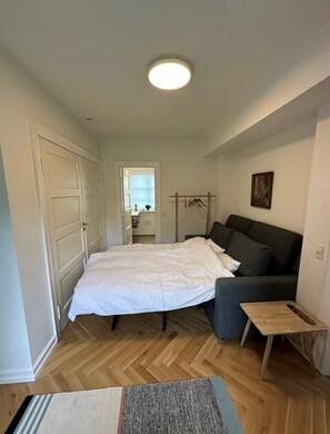 1 dormitorio, escritorio, tabla de planchar con plancha y wifi