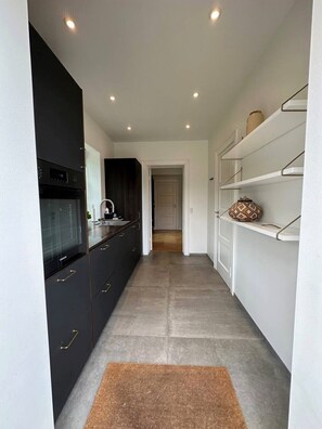 Réfrigérateur, four, plaque de cuisson, lave-vaisselle