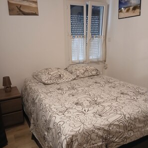 2 bedrooms, bed sheets - Village house near the Canal du Midi (La Redorte)