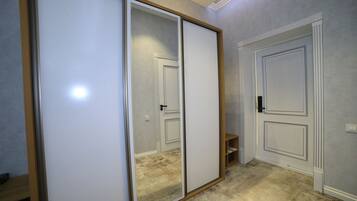 غرفة مريحة مزدوجة أو بسريرين منفصلين - منظر للمدينة | خزنة داخل الغرفة ومكتب ومساحة عمل للكمبيوتر المحمول وستائر تعتيم