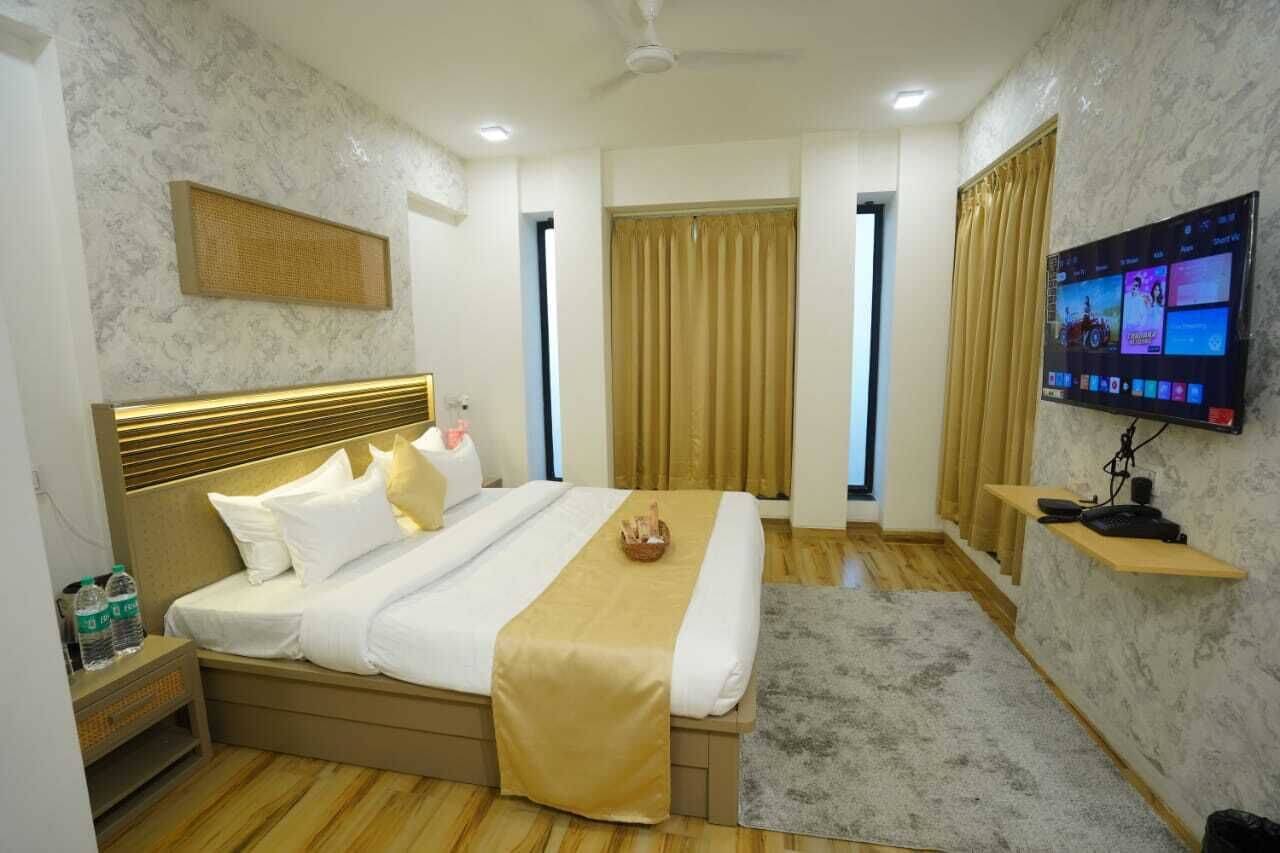 Presidential Room | Desk, laptop workspace, rollaway beds, free WiFi