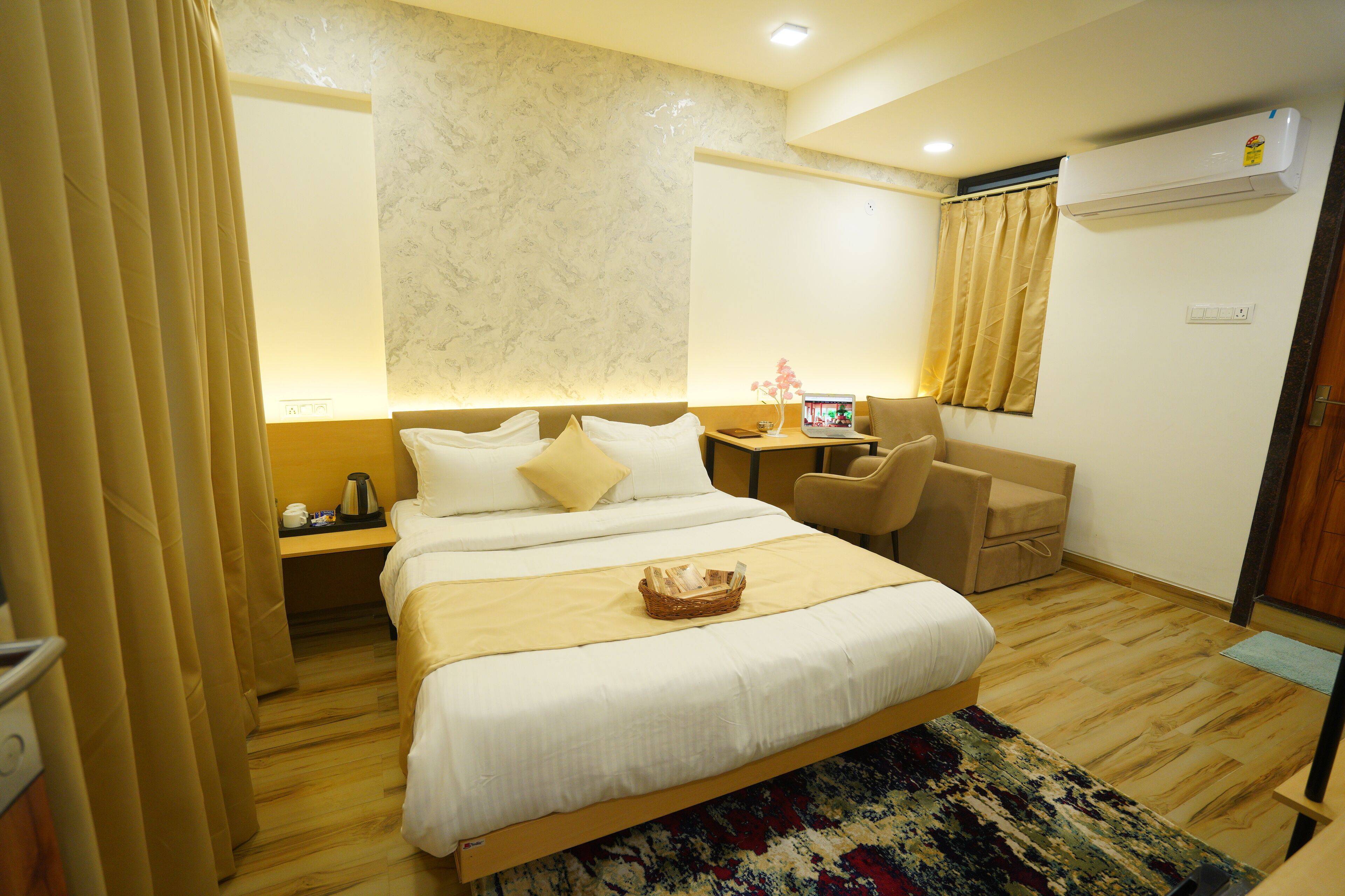 Une chambre d’hôtel avec un grand lit, un bureau, une chaise et une petite table.