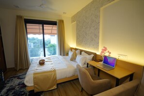 Bureau, espace de travail pour ordinateur portable, Wi-Fi gratuit