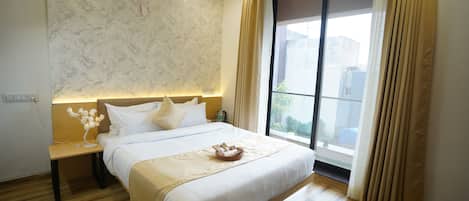 Executive Double Room | Desk, laptop workspace, free WiFi