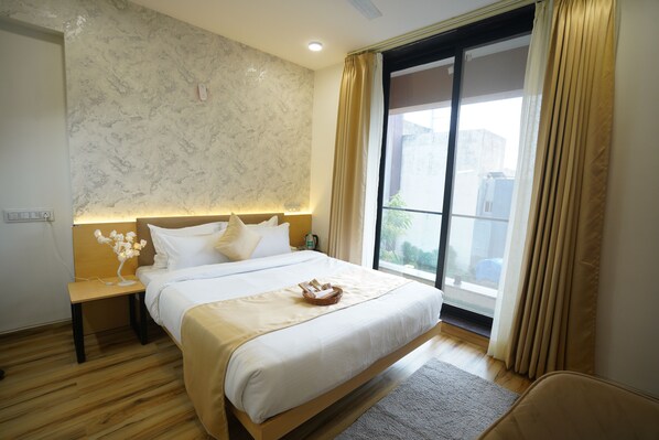Executive Double Room | Desk, laptop workspace, free WiFi