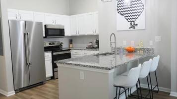 Réfrigérateur, micro-ondes, four, plaque de cuisson