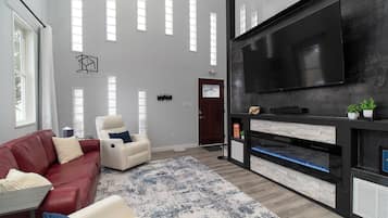 Smart TV, chimenea y libros