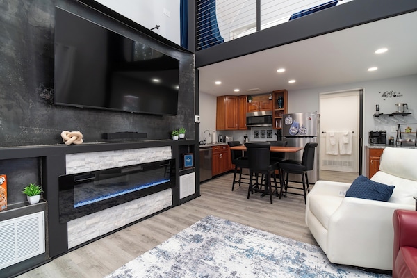 Televisor intel·ligent, llar de foc i llibres