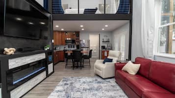 Smart TV, chimenea y libros