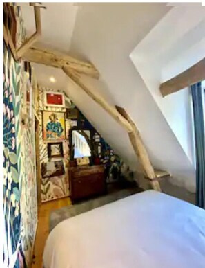 6 bedrooms, desk, iron/ironing board, travel crib