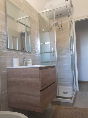 Asciugacapelli, bidet, asciugamani, sapone