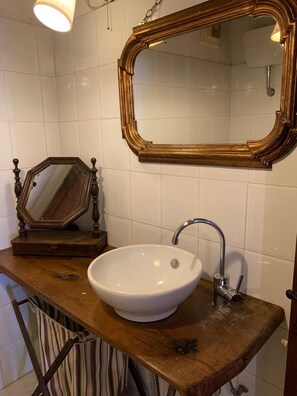 Dutxa, assecador de cabells, bidet i tovalloles