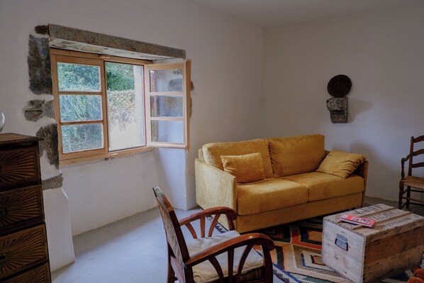 Living area - La maison sous les chênes, gîte in a traditional Basque house, in a peaceful setting. (HASPARREN)