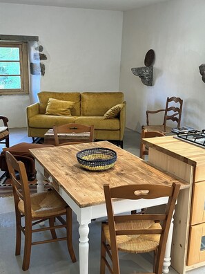 Interior - La maison sous les chênes, gîte in a traditional Basque house, in a peaceful setting. (HASPARREN)