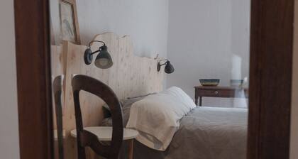 La maison sous les chĂȘnes, gĂźte dans une maison basque traditionnelle, au calme.