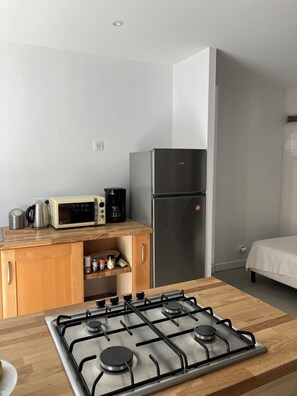 Réfrigérateur, micro-ondes, plaque de cuisson, lave-vaisselle