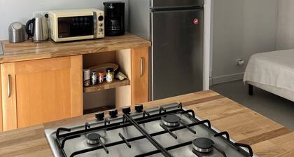 La maison sous les chênes, gîte in a traditional Basque house, in a peaceful setting.