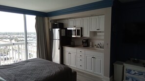 Réfrigérateur, micro-ondes, plaque de cuisson, cafetière/bouilloire