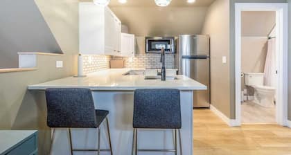 Cozy 1-bedroom MIL - fresh, clean and great location!