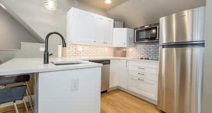 Cozy 1-bedroom MIL - fresh, clean and great location!