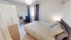 1 chambre, coffre-fort, bureau, fer et planche à repasser