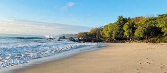 Charming little hotel with WiFi, AC, 100 m @ Montezuma Beach Puntarenas Province