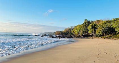 Charming little hotel with WiFi, AC, 100 m @ Montezuma Beach Puntarenas Province