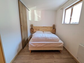 1 dormitorio, tabla de planchar con plancha, wifi