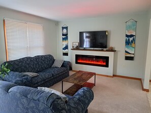 Smart-TV, Kamin, Tischtennisplatte, Bücher