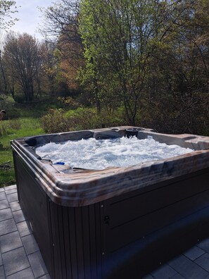Outdoor spa tub