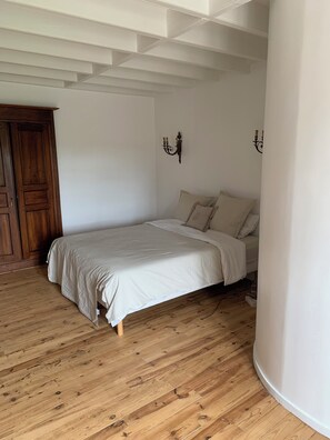 4 quartos, ferros/tábuas de passar roupa, Wi-Fi, roupa de cama