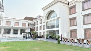 Garden - ORCHHA RIVER STONE RESORT (Nivari)