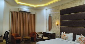 Deluxe Double Room | Desk, laptop workspace, free WiFi