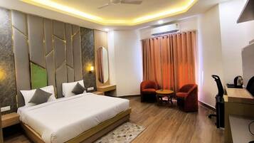 Deluxe Double Room | Desk, laptop workspace, free WiFi