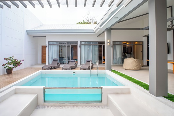 Indoor/outdoor pool