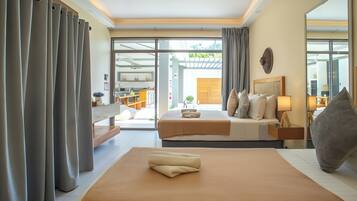 Habitación de hotel con dos camas, ventilador de techo, ventana grande y vistas al exterior.