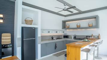 Refrigerador con freezer, microondas, placa de cocina