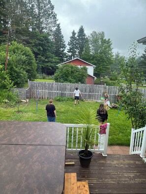 Outdoor dining - Vacation home. Beach access, 6-seater spa and lovely terrace. (Sainte-Lucie-des-Laurentides)