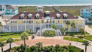 Een strandhotel met meerdere gebouwen, een strandclub en uitzicht op de oceaan.