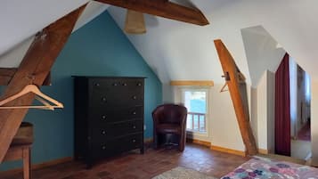 2 bedrooms, iron/ironing board, travel cot, free WiFi
