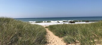 Spacious private Aquinnah home, walk to lighthouse and cliff overlook