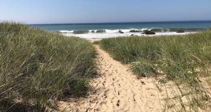 Spacious private Aquinnah home, walk to lighthouse and cliff overlook