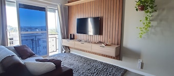 Central Executive Apartment – Wi-Fi & Garage
