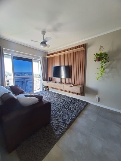 Central Executive Apartment – Wi-Fi & Garage